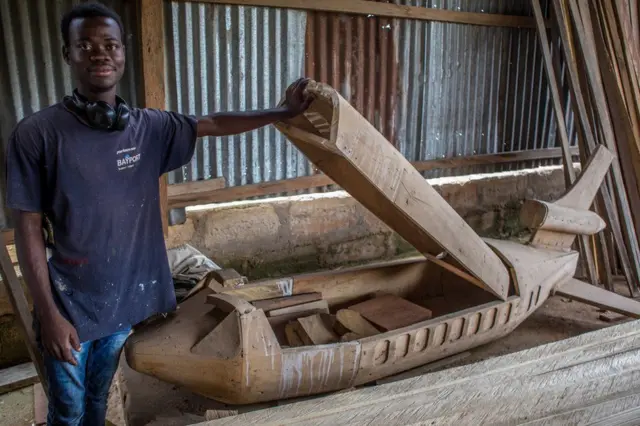 విమానం ఆకారంలోని శవపేటిక