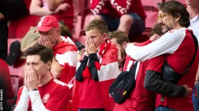 Abafana baratekewe n'ubwoba igihe Eriksen yariko avurirwa mu kibuga