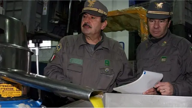 이탈리아 경찰은 가짜 올리브 오일을 단속하고 있다