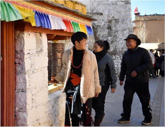 丁真（左一）在四川甘孜藏族自治州理塘县勒通古镇街头。