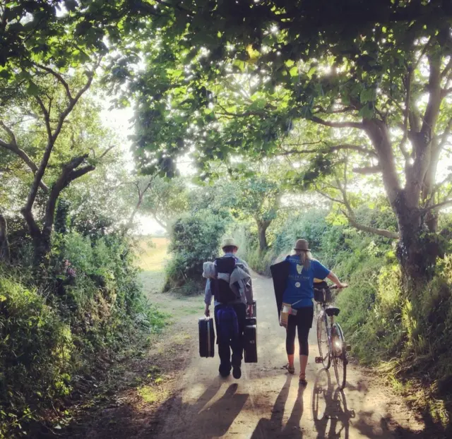 شخصان يمشيان في ممر