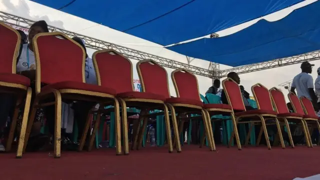 Viti vilionekana vimebaki wazi kwenye mkutano wa kampeni ya Bw Fayulu baada ya marufuku kutangazwa