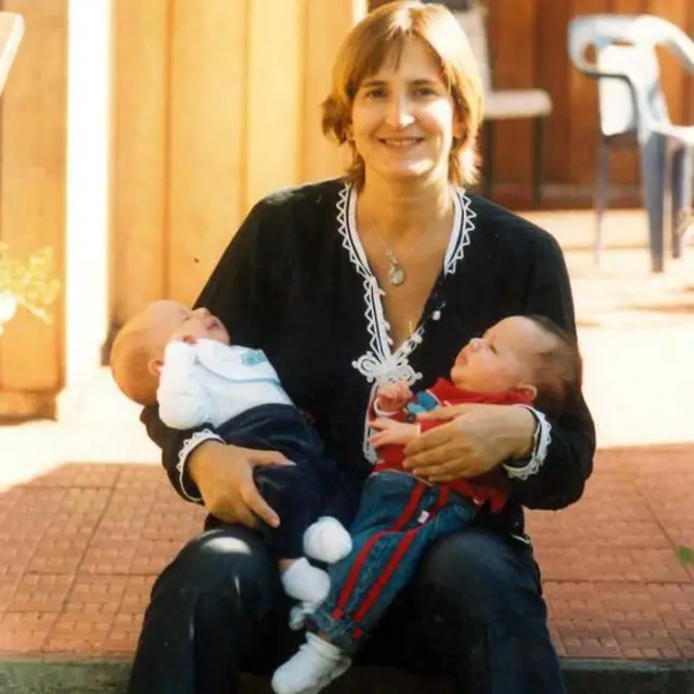 Paula con sus mellizos poco antes de su diagnótico de cáncer. (Crédito: Paula Sáenz)