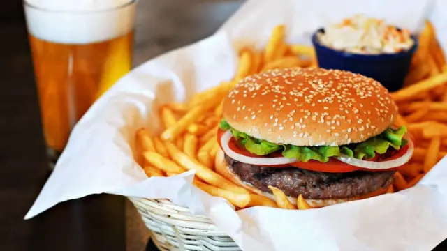 Les recherches indiquent que les personnes les plus susceptibles de manger des beurres de noix que des noix entières mangeront davantage d'aliments malsains