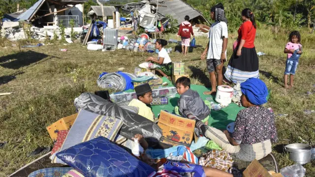 Sejumlah warga berada di halaman rumahnya pascagempa di Desa Bentek, Kecamatan Pemenang, Tanjung, Lombok Utara, NTB, Senin (6/8).