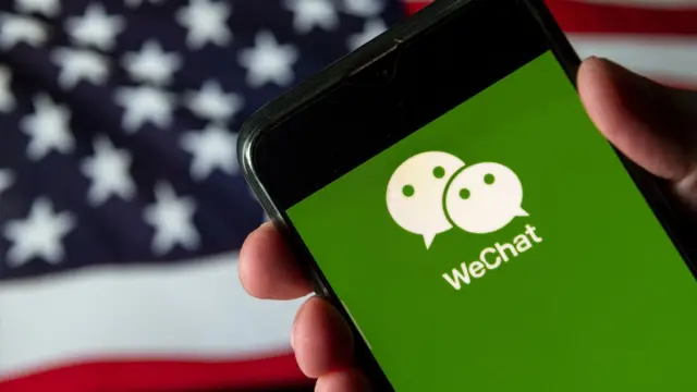 設計圖片：手機上的微信圖標（前）與美國國旗（後）