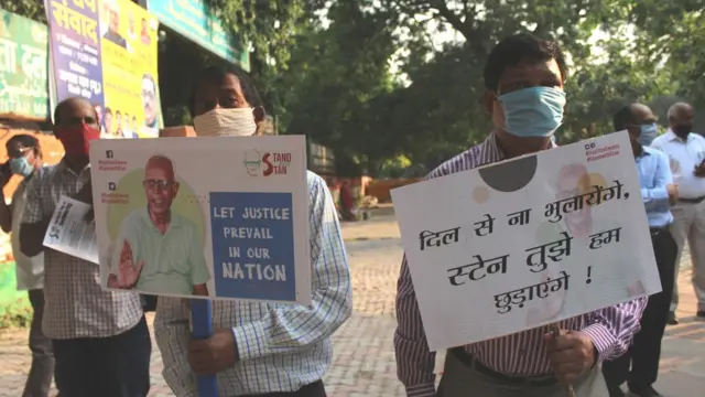 સ્ટેન સ્વામીની ધરપકડ પછી પ્રદરેશન કરી રહેલા લોકો