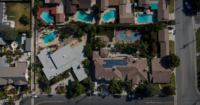 Vista aérea de casas en Downey.