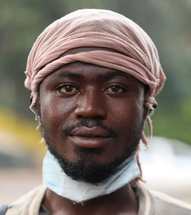 Bazira Afros w'imyaka 26, impunzi y'Umurundi iba muri Kenya, yifotoje mbere y'umunsi mpuzamahanga w'impunzi wizihijwe ku wa gatandatu ushize.