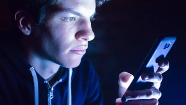 Joven mirando el celular