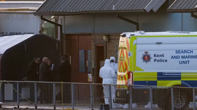 ضباط شرطة الطب الشرعي في مرسى في دوفر، جنوب شرق إنجلترا