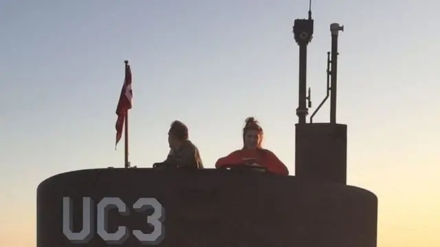 นางสาววาลล์ ถ่ายภาพคู่กับนายปีเตอร์ แมดเซน บนหอคอยเรือดำน้ำ