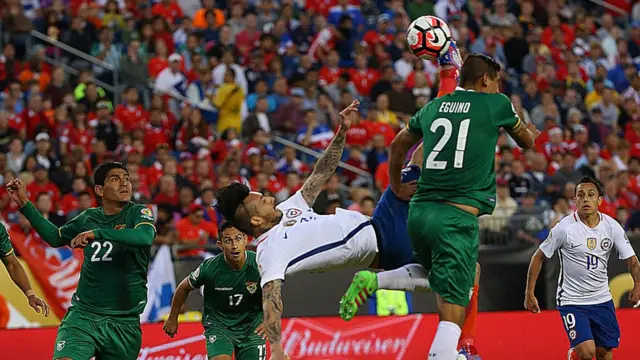 Chilena de Mauricio Pinilla, de la selección de Chile, en un partido frente a Bolivia en la Copa América Centenario 2016.