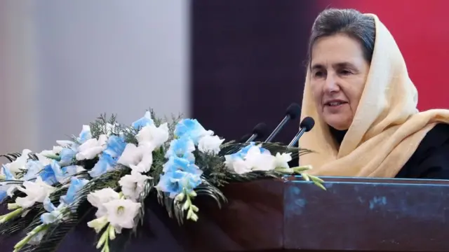 د افغانستان لومړۍ مېرمن رولا غني غونډې ته وینا کې وویل، د ښځو غږ باید واوریدل شي.