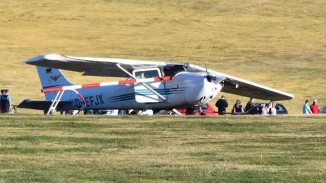 மக்கள் மீது மோதிய விமானம்: மூவர் பலி