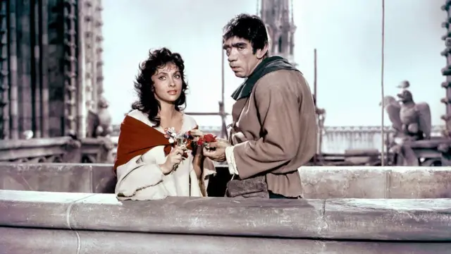 Gina Lollobrigida e Anthony Quinn como Esmeralda e Quasimodoaplicativo de aposta que dá bônusfilmeaplicativo de aposta que dá bônus1956