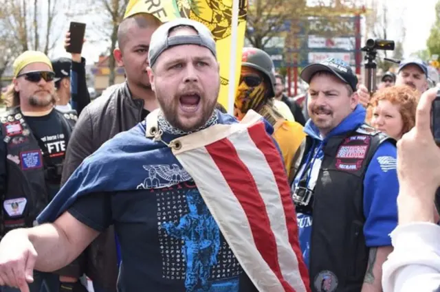 کارآگاهان در سوابق آقای کریستین پیدا کرده اند که او یک ماه پیش هم در برابر تظاهرات کنندگان لیبرال حاضر شده و سخنان نژادپرستانه به آنها گفته بود