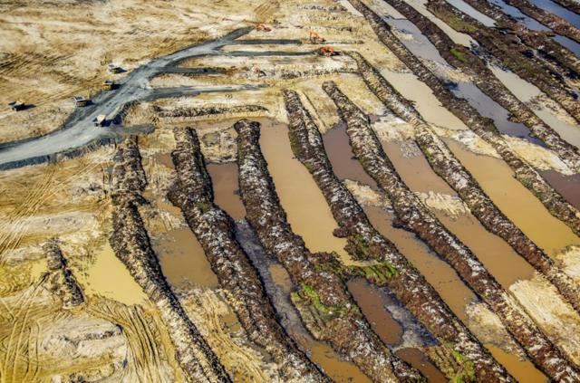 加拿大阿尔伯塔省的油砂矿开采沥青已经成为了有争议的问题。