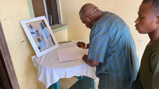 Adebayo Salami sign condolence register for baba Suwe house for Ikorodu inside Lagos