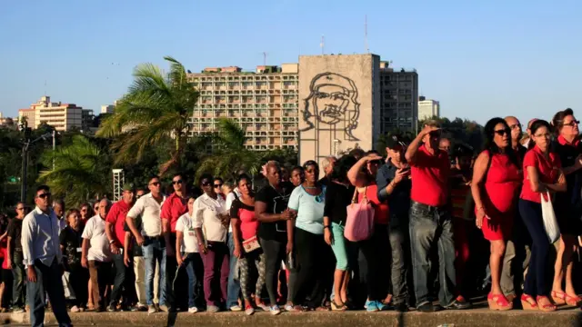 Extensas filas en la Plaza de la Revolución.