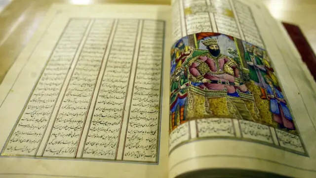 Antiguo libro de poesía persa.