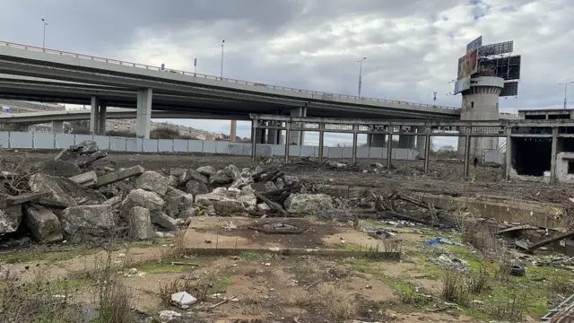 Nekadašnja okretnica - ovde je nekada bila metalna konstrukcija i iz svakog od boksova kolosek je vodio do centralnog obruča i još se mogu videti tragovi tih šina. Na centralnom delu je bio mehanizam za okretanje koji je usmeravao lokomotive