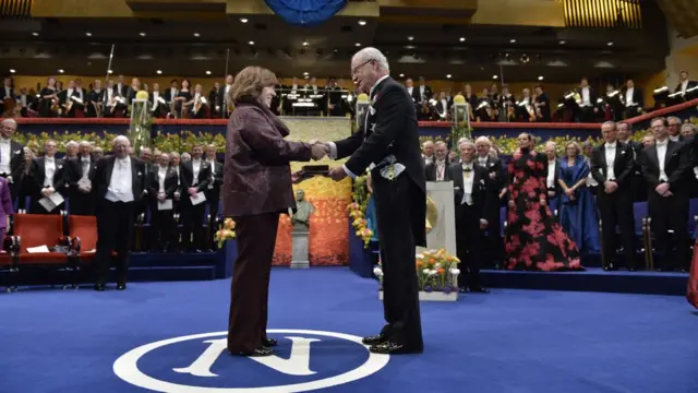 La escritora y periodista bielorrusa Svetlana Alexievich recibe el Nobel en 2015.