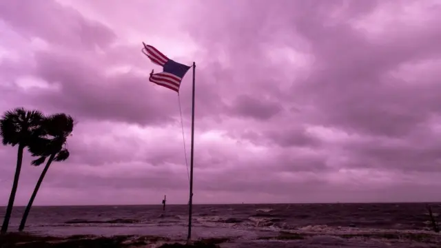 بدھ کی شام فلوریڈا کے علاقے پین ہینڈل میں آنے والے ’مائیکل‘ نامی سمندری طوفان کو تیسری درجے کا طوفان قرار دیا گیا جس میں 200 کلومیٹر فی گھنٹہ کی رفتار سے ہواؤں سے تباہی ہوئی۔