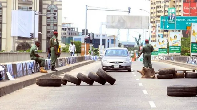 Awọn ologun to di opopona kan lati sayẹwo ọkọ