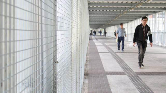 香港金钟中信大厦人行桥上的铁丝网（3/1/2020）