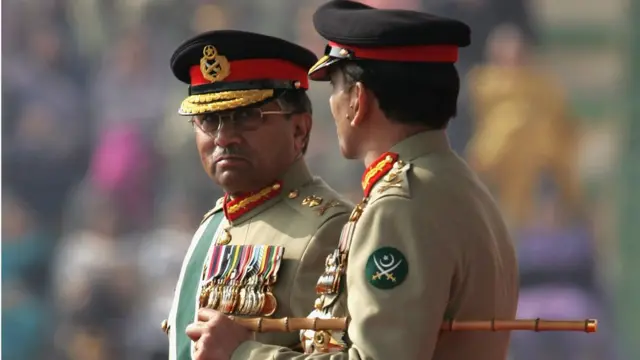 পারভেজ মুশাররফ: সেনা প্রধান থেকে প্রেসিডেন্ট। পাকিস্তানের রাজনীতির সবচেয়ে শক্তিশালী নিয়ামক এখনো সেনাবাহিনী।