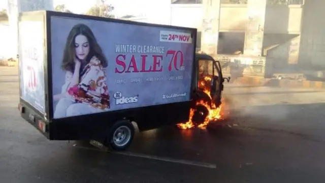 کراچی میں ایک وین کو نذر آتش کیا گیا