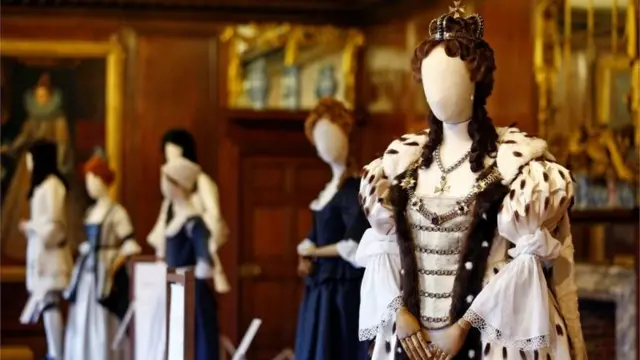 द फेवरेट की कॉस्ट्यूम