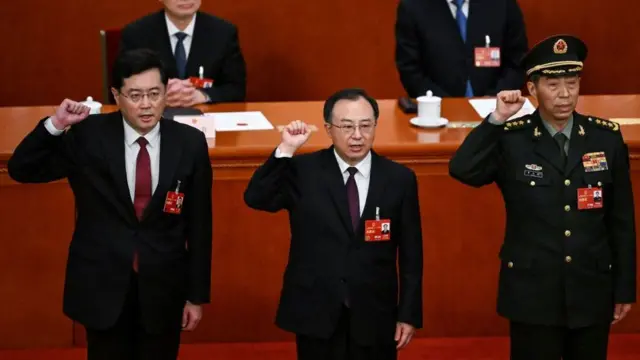 2023年3月12日，在北京人民大会堂举行的全国人民代表大会上，新当选的中国国务委员秦刚、国务委员兼国务院秘书长吴政隆、国务委员李尚福在当选后宣誓。