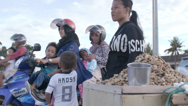 Jumadil en el puesto de venta de maní con su madre.