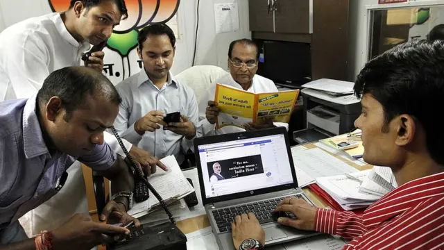 দিল্লিতে শাসকদল বিজেপির অফিসে এর সোশাল মিডিয়া টিম।