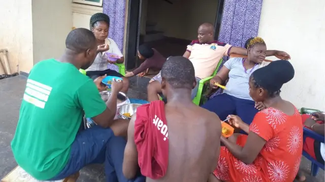 Ndị gbakọrọ na-eri nri