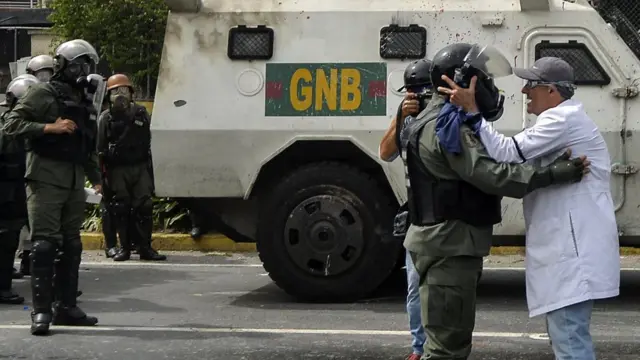 Un médico se abraza a un guardia nacional.