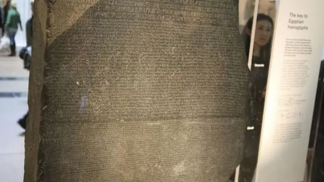 A Pedra Roseta, encontrada no Egito, foi fundamental para que estudiosos conseguissem decifrar o significado dos hieróglifos