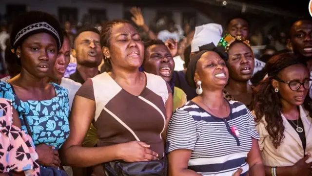 Awọn ọmọ ijọ kan n gbadura