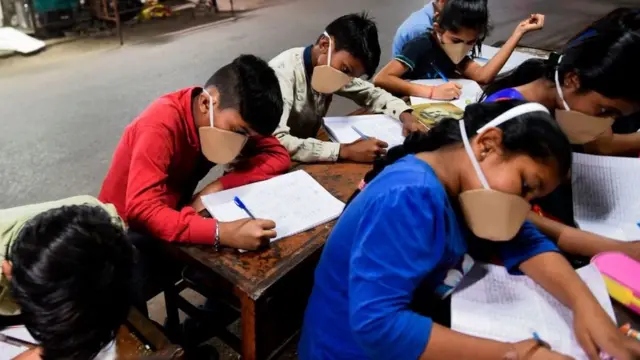 कोरोना के दौर में स्कूल खोलने के क्या ख़तरे हैं?