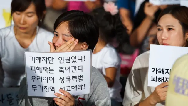 지난 2012년 아동 성폭력 추방을 위한 시민모임 '발자국' 주최로 열린 아동 성폭력 추방, 성범죄자 처벌 강화 촉구 집회에서 시민들이 눈물을 흘리고 있다