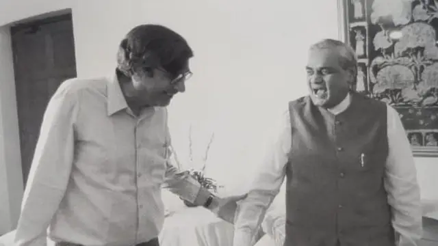 1999 की इस तस्वीर में पूर्व प्रधानमंत्री अटल बिहारी वाजपेयी के साथ
