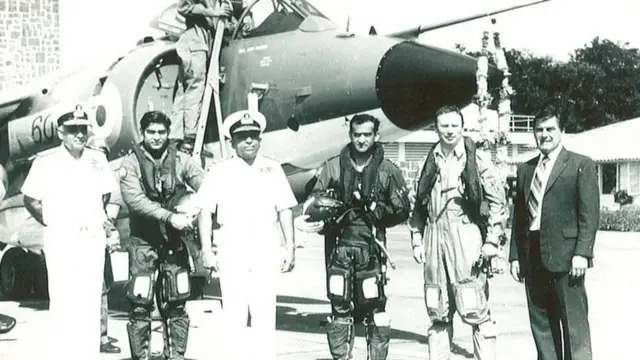 1983માં ત્રણ સી હૅરિયર વિમાનો બ્રિટનથી ભારત લાવ્યા બાદ કમાન્ડર અરૂણ પ્રકાશ એડમિરલ ડૉસન સાથે