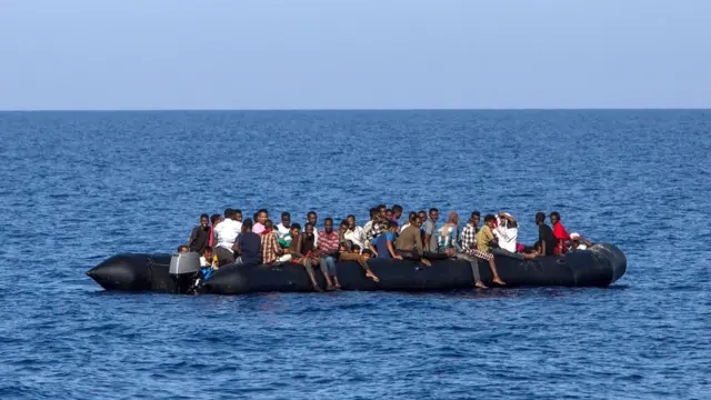 Migrantes en las costas italianas, en el Mediterráneo.