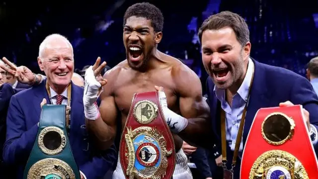 Anthony Joshua akiwa na Barry na Eddie Hearn