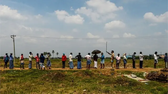 انڈیا میں شراب کی دکانوں کے کھلنے کے بعد ان کے باہر لمبی قطاریں نظر آئیں