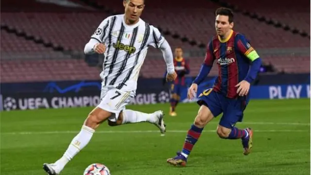 Ronaldo pẹlu Messi n le bọọlu