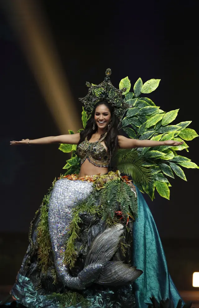 ရေသူမဝတ်စုံနဲ့ ပီရူးအလှမယ်လေး