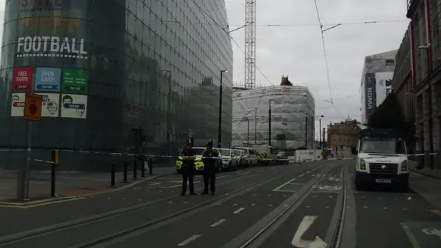 এরিনাতে যাওয়ার সব পথ বন্ধ করে রেখেছে পুলিশ